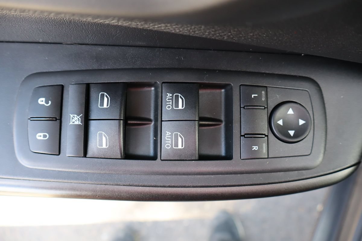 Used 2019 Jeep Cherokee Trailhawk w/ Comfort/Convenience Group AWD/4WD image 27