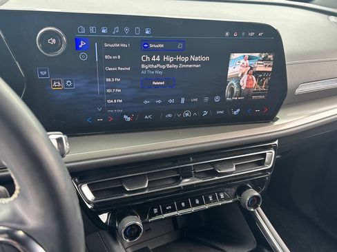 Used 2024 Chevrolet Traverse LT w/ Midnight/Sport Edition image 23