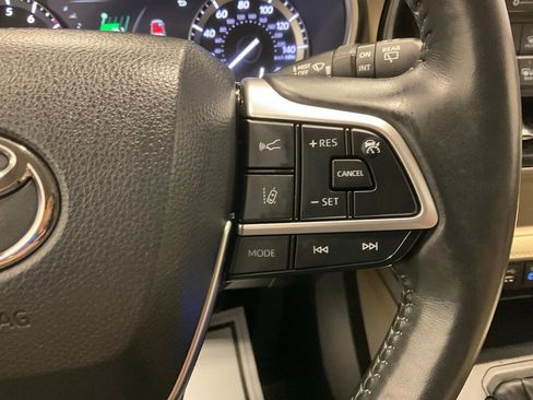 Used 2022 Toyota Highlander XLE image 14