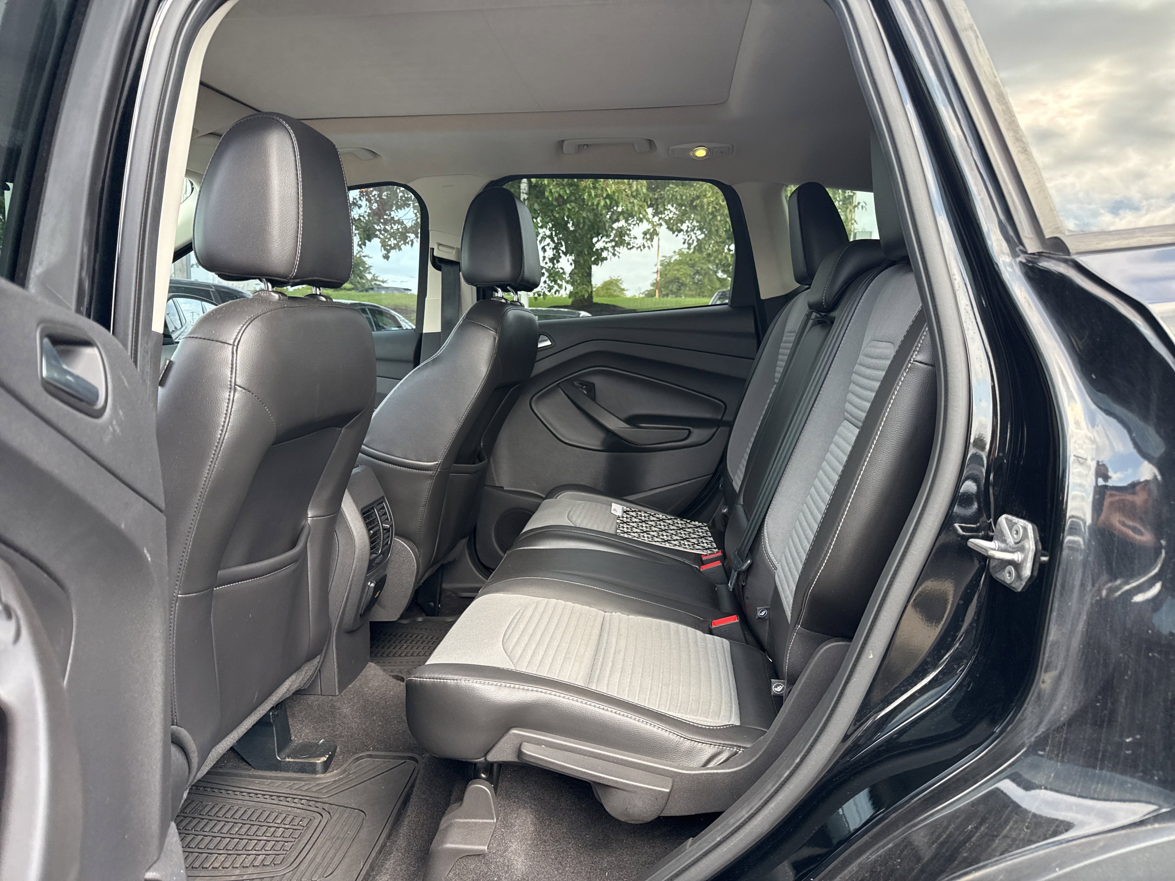 Used 2017 Ford Escape SE w/ SE Sport Appearance Package AWD/4WD image 6