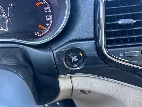 Used 2022 Jeep Grand Cherokee Limited image 17