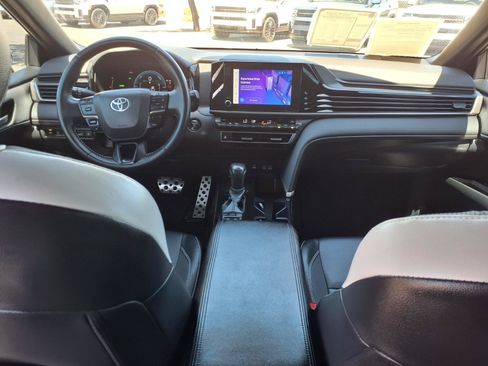 Used 2025 Toyota Camry SE w/ Convenience Package FWD image 18