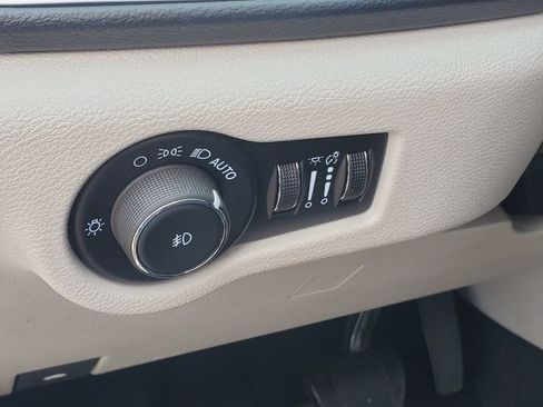 Used 2024 Chrysler Pacifica Touring-L FWD image 8
