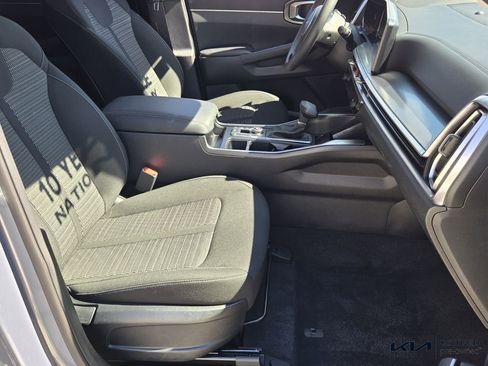 Certified 2025 Kia Sorento LX image 17