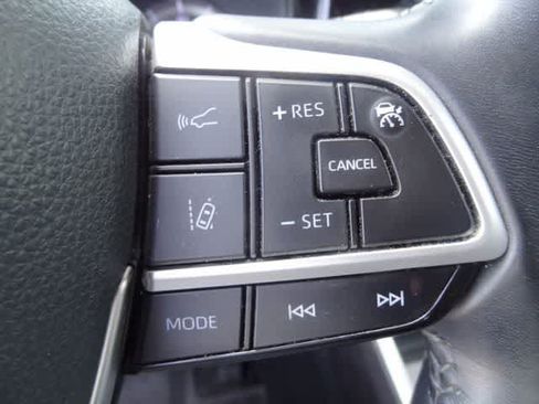 Used 2022 Toyota Highlander LE AWD/4WD image 18