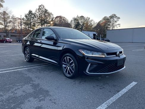 Used 2025 Volkswagen Jetta SE w/ Sunroof Package image 6