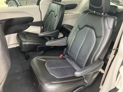 Used 2023 Chrysler Pacifica Touring-L AWD/4WD image 20