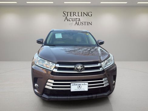 Used 2017 Toyota Highlander XLE image 2
