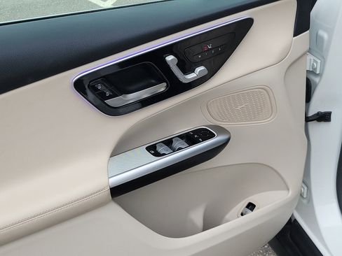 Used 2025 Mercedes-Benz GLC 300 4MATIC image 18