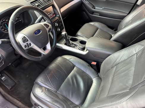Used 2014 Ford Explorer XLT w/ Equipment Group 202A AWD/4WD image 14