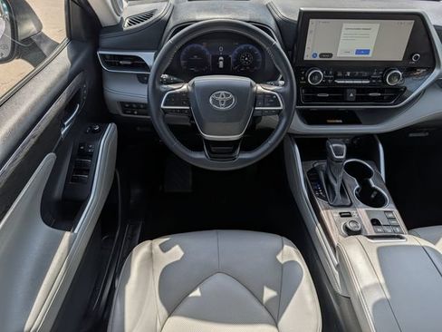 Used 2024 Toyota Highlander Platinum AWD/4WD image 12