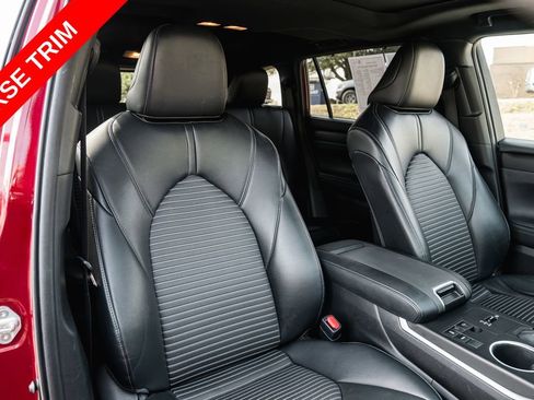 Used 2023 Toyota Highlander XSE FWD image 30