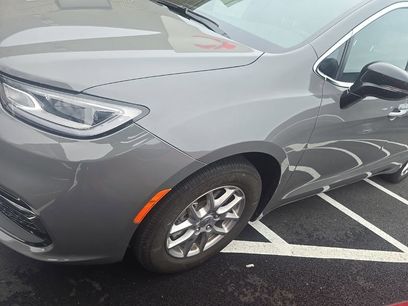 Used 2025 Chrysler Pacifica Select