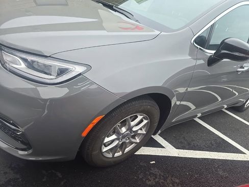 Used 2025 Chrysler Pacifica Select image 1