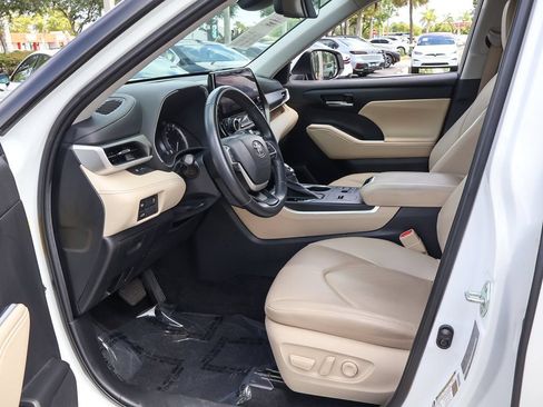 Used 2023 Toyota Highlander XLE FWD image 27