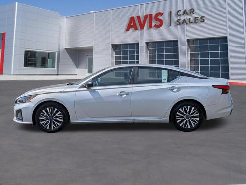 Used 2025 Nissan Altima 2.5 SV FWD image 8