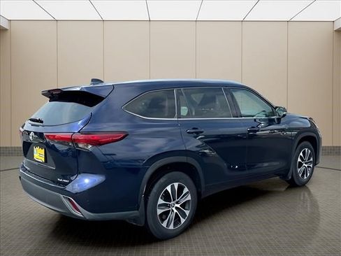 Used 2021 Toyota Highlander XLE AWD/4WD image 3