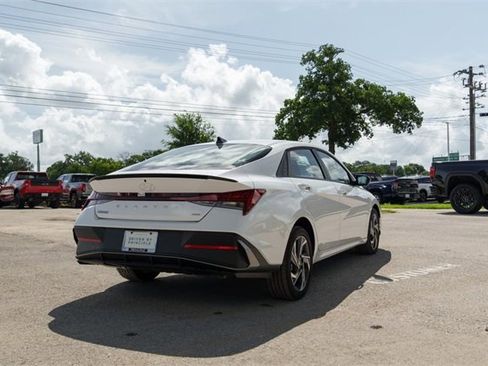 New 2025 Hyundai Elantra SEL image 7