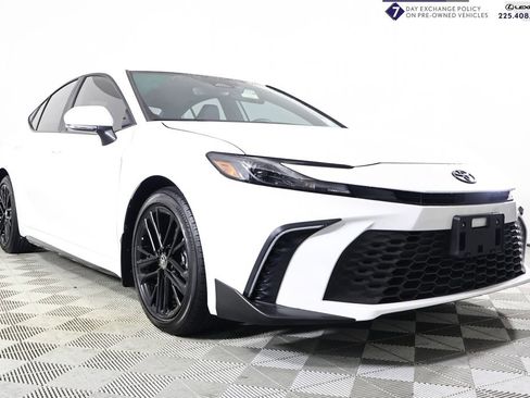 Used 2025 Toyota Camry SE image 1