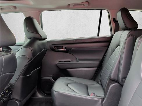 Used 2025 Toyota Highlander XLE FWD image 18