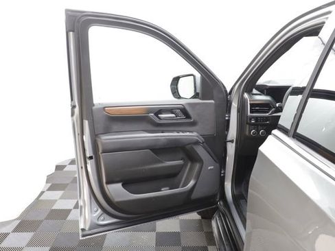 Used 2025 GMC Yukon XL Denali AWD/4WD image 5