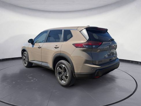 Used 2024 Nissan Rogue SV image 3