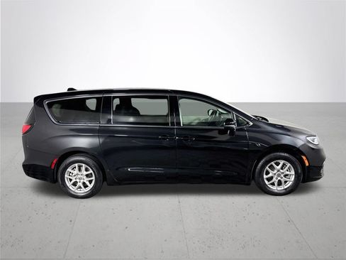 Used 2023 Chrysler Pacifica Touring-L FWD image 5