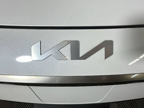 Used 2024 Kia Niro Wave w/ Wave Preserve Package FWD image 9