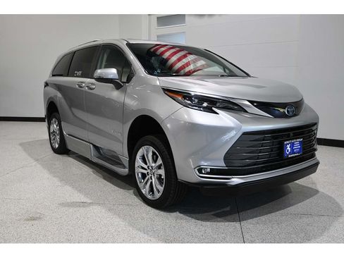 Used 2024 Toyota Sienna Platinum FWD image 3
