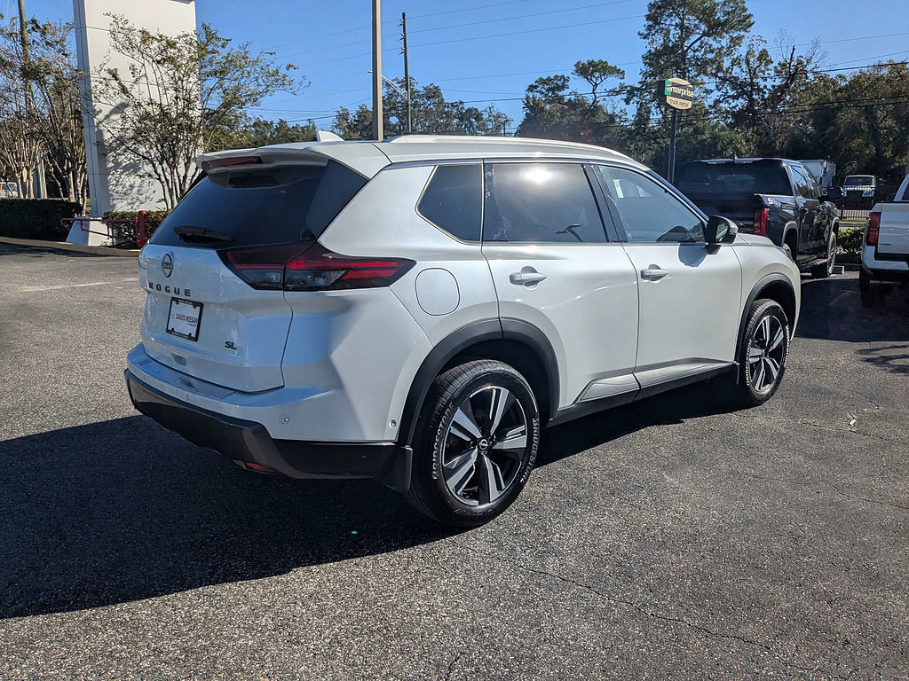 Certified 2025 Nissan Rogue SL w/ SL Premium Package FWD image 5