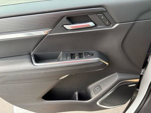 Used 2025 GMC Acadia Elevation image 17