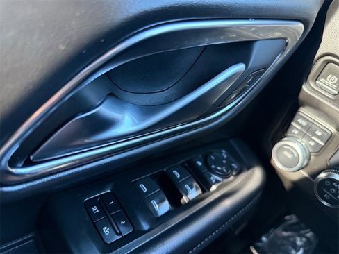 Used 2022 GMC Yukon SLT w/ SLT Premium Package image 17