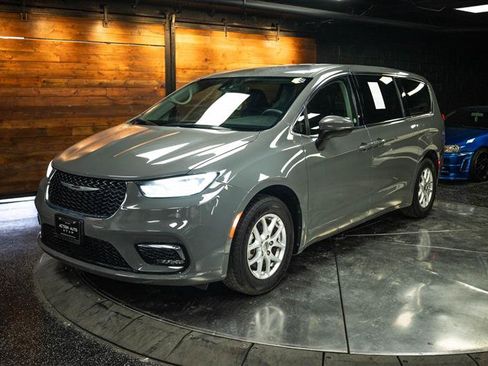 Used 2023 Chrysler Pacifica Touring-L FWD image 2