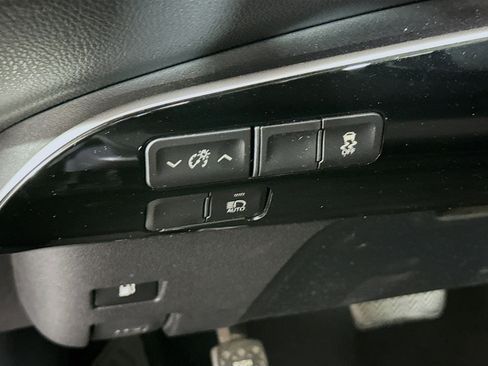 Used 2021 Toyota Prius L Eco w/ Carpet Mat Package (TMS) FWD image 16