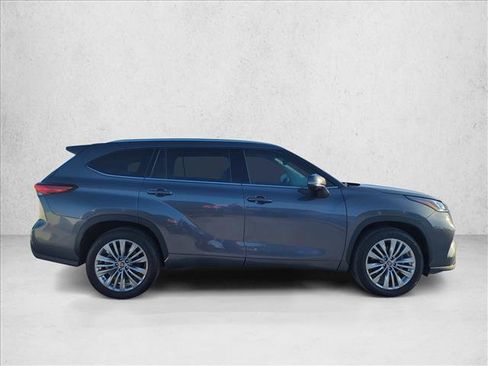 Used 2023 Toyota Highlander Platinum FWD image 4