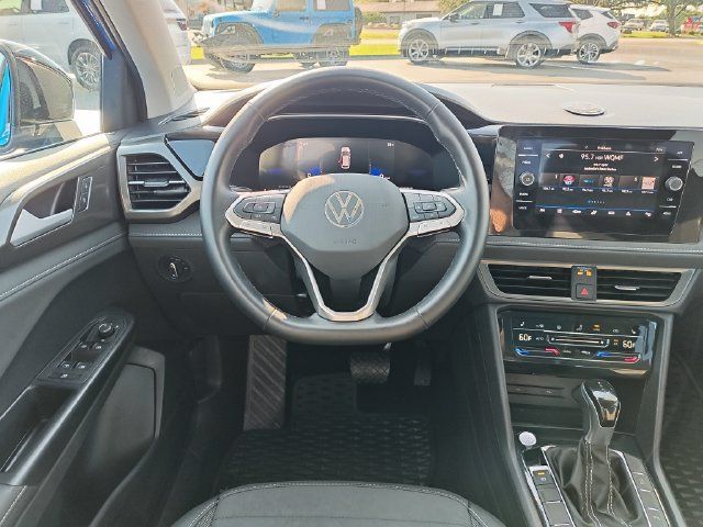 Used 2025 Volkswagen Taos SE FWD image 16
