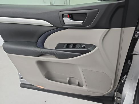 Used 2015 Toyota Highlander XLE FWD image 28