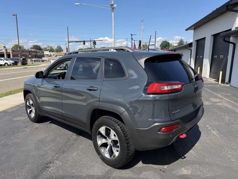 Used 2018 Jeep Cherokee Trailhawk w/ Comfort/Convenience Group AWD/4WD image 3