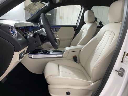 Used 2025 Mercedes-Benz GLB 250 4MATIC image 4