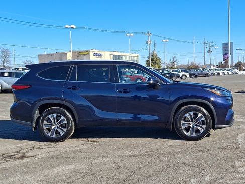 Certified 2022 Toyota Highlander XLE image 8