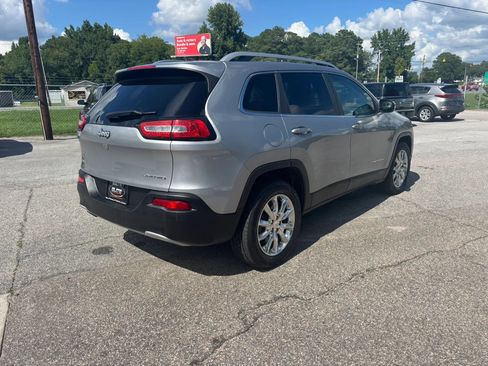 Used 2017 Jeep Cherokee Limited AWD/4WD image 4