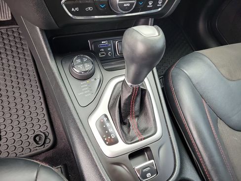 Used 2016 Jeep Cherokee Trailhawk w/ Comfort/Convenience Group AWD/4WD image 26