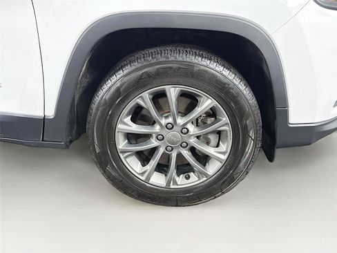 Used 2020 Jeep Cherokee Latitude Plus w/ Cold Weather Group AWD/4WD image 36