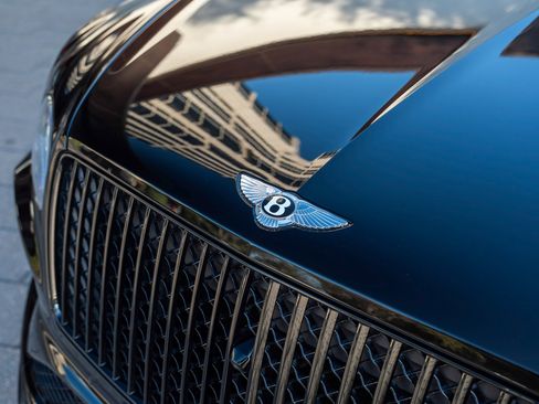 Used 2023 Bentley Bentayga Extended Wheelbase image 10