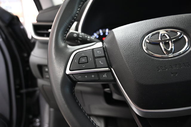 Used 2023 Toyota Highlander XLE AWD/4WD image 25