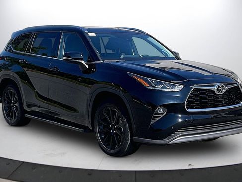 Used 2023 Toyota Highlander Platinum FWD image 2