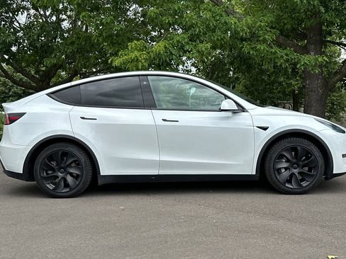Used 2021 Tesla Model Y Long Range AWD/4WD image 8