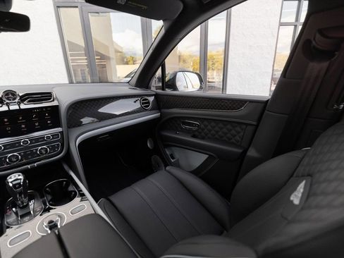 Used 2025 Bentley Bentayga AWD/4WD image 40