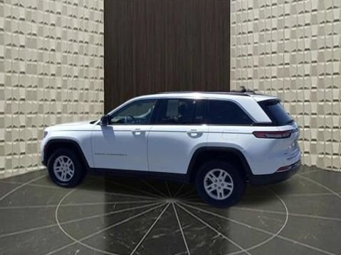 Certified 2023 Jeep Grand Cherokee Laredo AWD/4WD image 8