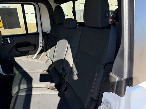 Used 2024 Jeep Gladiator Sport image 15